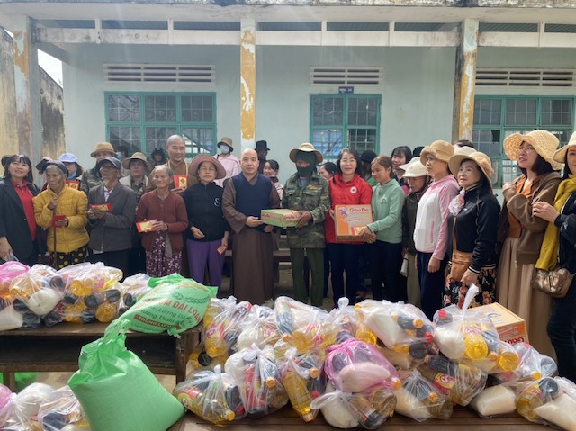 Quy Nhơn: Tổ đình Minh Tịnh phát quà xuân cho đồng bào dân tộc tại Gia Lai